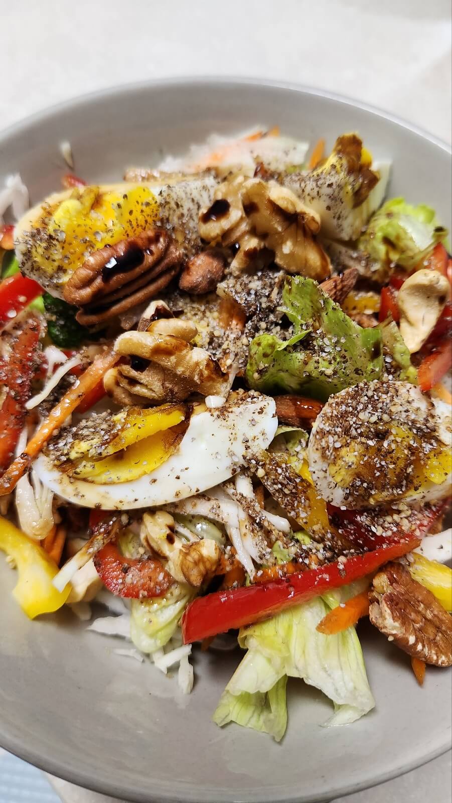 아침 야채식으로 먹는 야채와 삶은 달걀을 조합한 식사