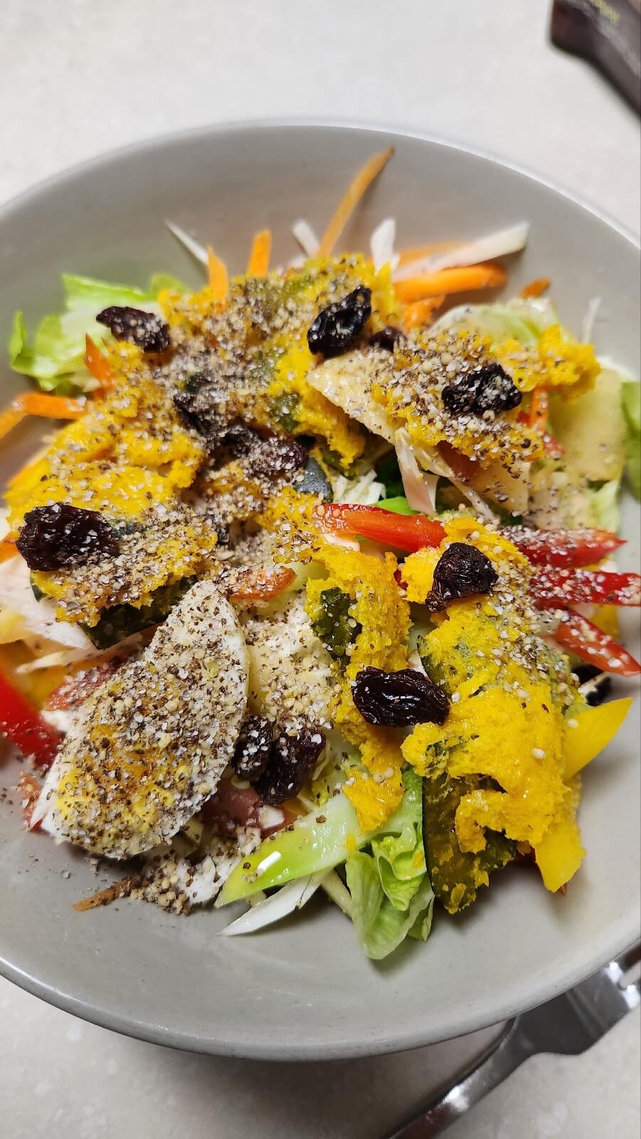 아침 야채식으로 먹는 야채와 삶은 달걀을 조합한 식사