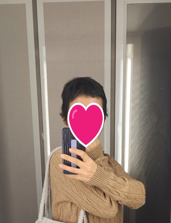 곱슬이 더해지고 아랫 머리가 자라나 지저분한 모습